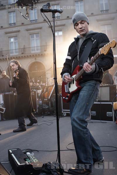 LOUISE ATTAQUE - 2006-02-23 - PARIS - Place du Palais-Royal - 
